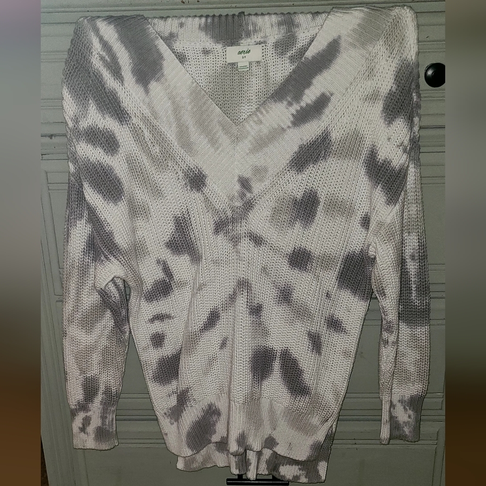 Aerie Gray and White Knit Sweater